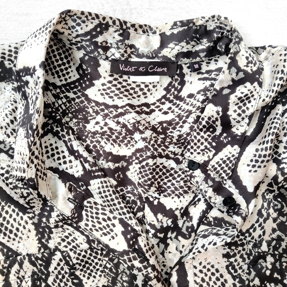 VIOLET & Claire Women's Button Down Shirt Size Medium Snakeskin Blouse - Picture 3 of 11